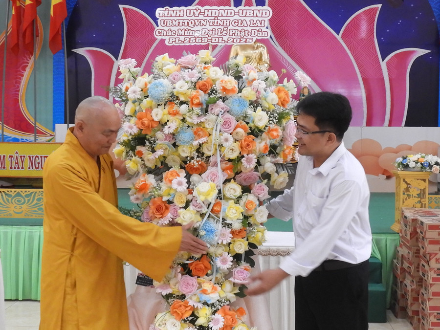 Thừa ủy quyền, Phó Giám đốc Sở Dân tộc và Tôn giáo tỉnh Trường Trung Tuyến (phải) trao lẵng hoa của Tỉnh ủy, HĐND, UBND, Ủy ban MTTQ Việt Nam tỉnh chúc mừng Đại lễ Phật đản Phật lịch 2569. Ảnh Thanh Nhật pho-giam-doc-so-dan-toc-va-ton-giao-tinh-truong-trung-tuyen-phai-trao-lang-hoa-cua-tinh-uy-hdnd-ubnd-uy-ban-mttq-viet-nam-tinh-chuc-mung-dai-le-phat-dan-phat-lich-2569-anh-thanh-nhat-dscn2861.jpg