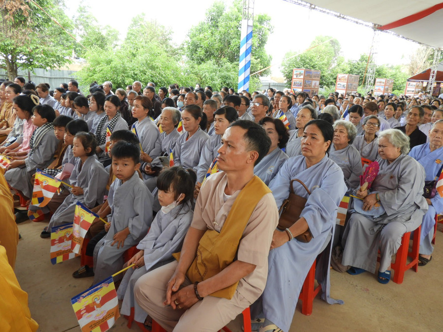 Đại biểu phật tử các địa phương trong tỉnh dự Đại lễ Phật đản Phật lịch 2569 ở cấp tỉnh, tại Thiền Viện Trúc Lâm Tây Nguyên, xã Ia Dêr, huyện Ia Grai. Ảnh Thanh Nhật dai-bieu-phat-tu-cac-dia-phuong-trong-tinh-du-dai-le-phat-dan-phat-dan-phat-lich-2569-o-cap-tinh-tai-thien-vien-truc-lam-tay-nguyen-xa-ia-der-huyen-ia-grai-anh-thanh-nhat-dscn3095.jpg