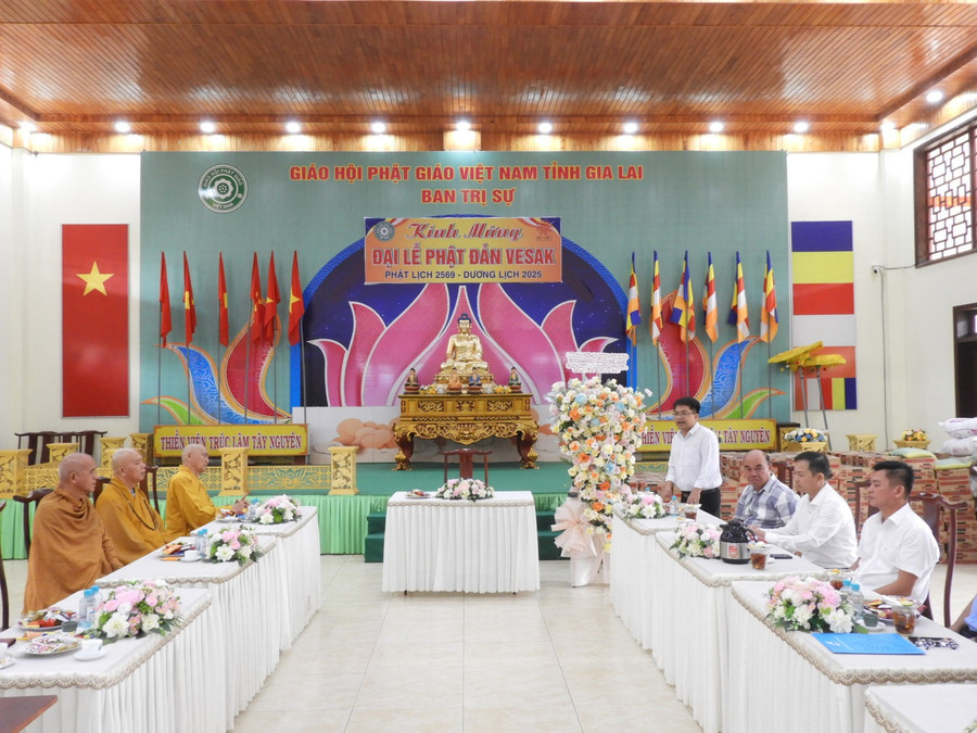 Đoàn công tác của tỉnh thăm và chúc mừng Đại lễ Phật đản tại Văn phòng Ban Trị sự Giáo hội Phật giáo Việt Nam tỉnh (Thiền Viện Trúc Lâm Tây Nguyên, xã Ia Dêr, huyện Ia Grai). Ảnh Thanh Nhật doan-cong-tac-cua-tinh-tham-va-chuc-mung-dai-le-phat-dan-tai-van-phong-ban-tri-su-giao-hoi-phat-giao-viet-nam-tinh-thien-vien-truc-lam-tay-nguyen-xa-ia-der-huyen-ia-grai-anh-thanh-nhat-dscn2801.jpg