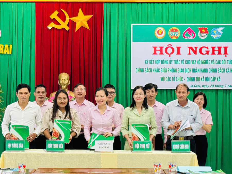 Phòng giao dịch NHCSXH Ia Grai và các tổ chức chính trị xã hội của các xã Ký kết hợp đồng về thực hiện ủy thác cho vay đối với hộ nghèo và các đối tượng chính sách khác. Ảnh Thanh Nhật phong-giao-dich-nhcsxh-ia-grai-va-cac-to-chuc-chinh-tri-xa-hoi-cua-cac-xa-ky-ket-hop-dong-ve-thuc-hien-uy-thac-cho-vay-doi-voi-ho-ngheo-va-cac-doi-tuong-chinh-sach-khac-anh-thanh-nhat.jpg