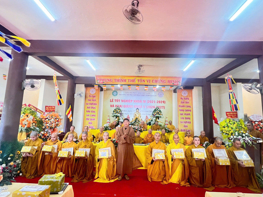 truong-trung-cap-phat-hoc-tinh-gia-lai-trao-khen-thuong-cho-tang-ni-sinh-tot-nghiep-khoa-iv-2021-2024-co-thanh-tich-tieu-bieu-anh-thanh-nhat-dscn1168.jpg