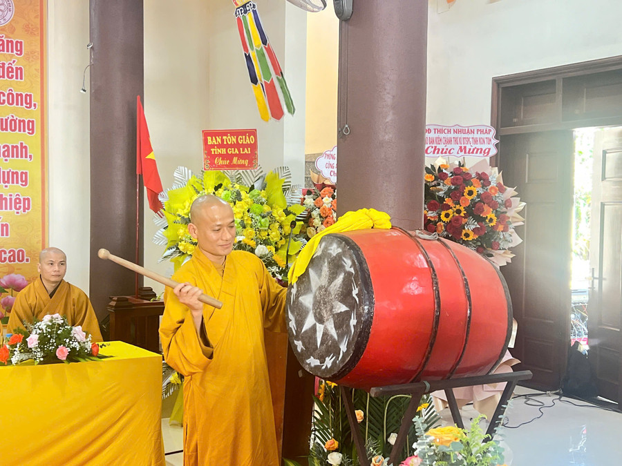 Đại đức Thích Đồng Giải-Ủy viên Dự khuyết Hội đồng Trị sự Trung ương Giáo hội Phật giáo Việt Nam, Chánh Thư ký Ban Trị sự Giáo hội Phật giáo Việt Nam tỉnh đánh trống khai giảng. Ảnh: Thanh Nhật dai-duc-thich-dong-giai-uy-vien-du-khuyet-hoi-dong-tri-su-trung-uong-giao-hoi-phat-giao-viet-nam-chanh-thu-ky-ban-tri-su-giao-hoi-phat-giao-viet-nam-tinh-danh-trong-khai-giang-anh-thanh-nhat-dscn1175.jpg