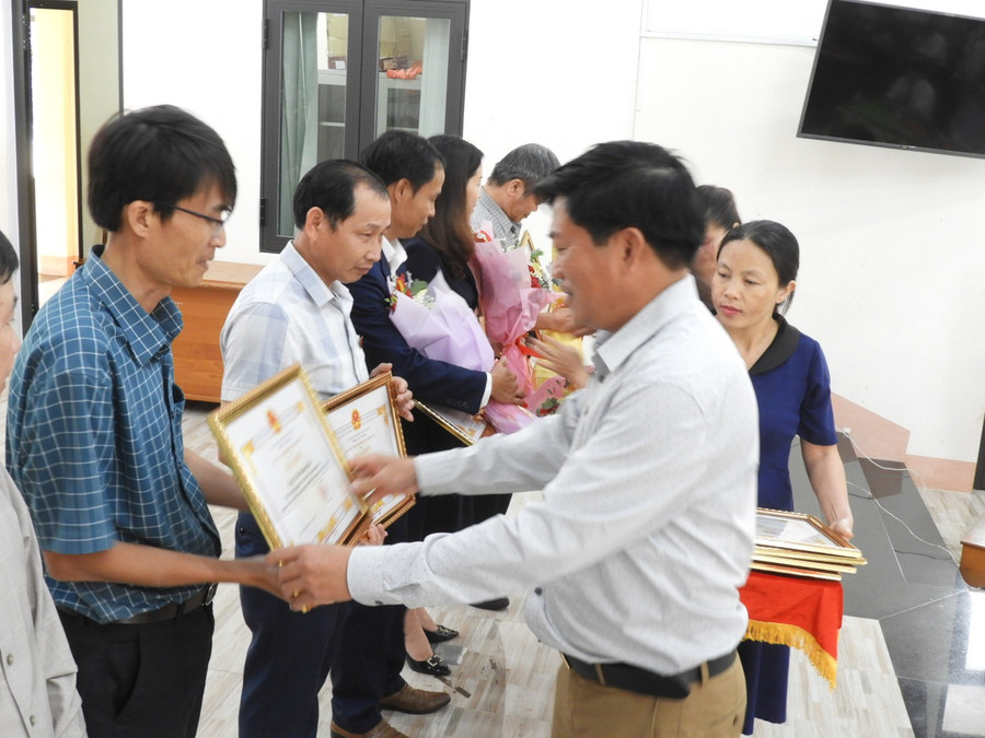 Chủ tịch UBND huyện Mang Yang Lê Trọng (thứ nhất từ phải sang) tặng giấy khen cho các cá nhân tiêu biểu hoàn thành xuất sắc nhiệm vụ trong hoạt động của HĐND nhiệm kỳ 2021-2026. Ảnh Thanh Nhật quang-canh-hoi-nghi-giao-ban-thuong-truc-hdnd-huyen-mang-yang-voi-thuong-truc-hdnd-xa-thi-tran-anh-thanh-nhat-dscn4544.jpg