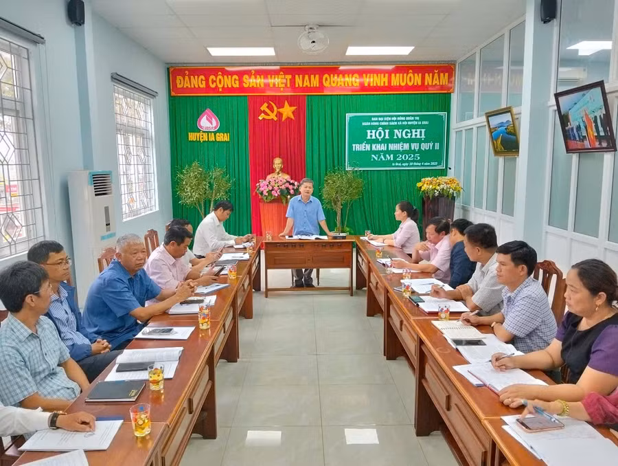 truong-ban-dai-dien-hoi-dong-quan-tri-nhcsxh-huyen-dao-lan-hung-phat-bieu-tai-hoi-nghi-so-ket-cong-tac-quy-i-va-trien-khai-nhiem-vu-trong-tam-quy-ii-2025-anh-thanh-nhat.jpg