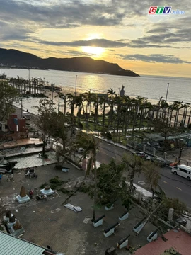 Phố biển Gia Lai đi qua tâm bão số 13 (Kalmaegi)