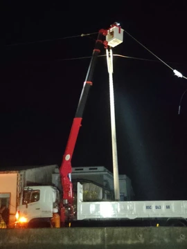 Những người thợ đưa ánh sáng trở lại sau bão số 13