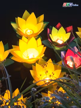 Suối Hội Phú lung linh trong đêm hoa đăng