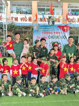 "Bé yêu chú bộ đội"