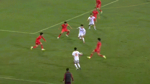 Tình huống phối hợp đẹp mắt và cú sút khiến thủ môn U22 Trung Quốc vất vả cản phá của Thanh Nhàn.