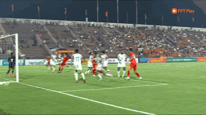 Lê Viktor đánh đầu nâng tỷ số lên 2-0 Lê Viktor đánh đầu nâng tỷ số lên 2-0