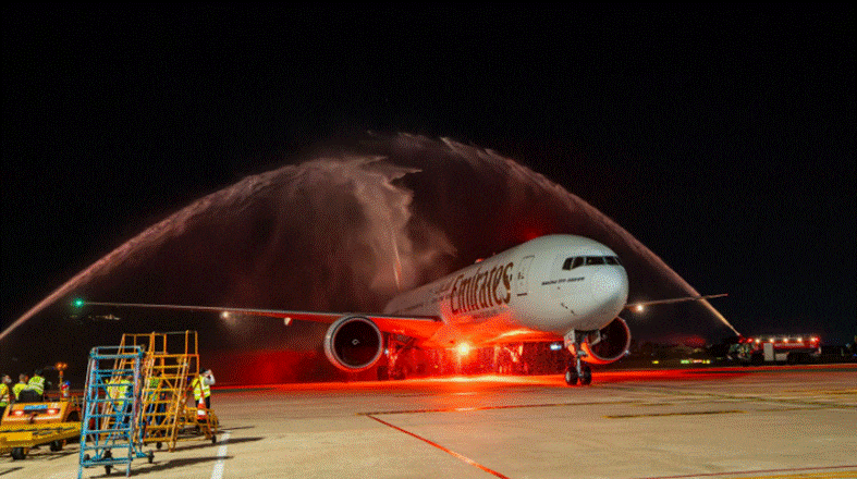 Chuyến bay đầu tiên của Emirates tới Đà Nẵng được chào đón bằng nghi lễ phun nước Chuyến bay đầu tiên của Emirates tới Đà Nẵng được chào đón bằng nghi lễ phun nước