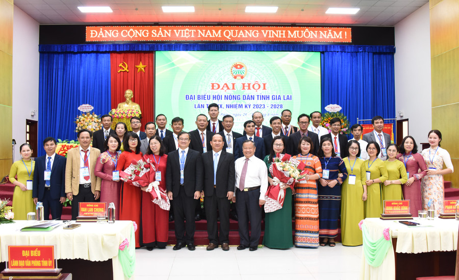 Phó Chủ tịch Ban Chấp hành Hội Nông dân Việt Nam Đinh Khắc Đính (hàng đầu, thứ 9 từ phải sang) và Phó Bí thư Tỉnh ủy Rah Lan Chung (hàng đầu, thứ 8 từ trái sang) tặng hoa chúc mừng Ban Chấp hành nhiệm kỳ mới ra mắt, nhận nhiệm vụ. Ảnh: Đức Thụy