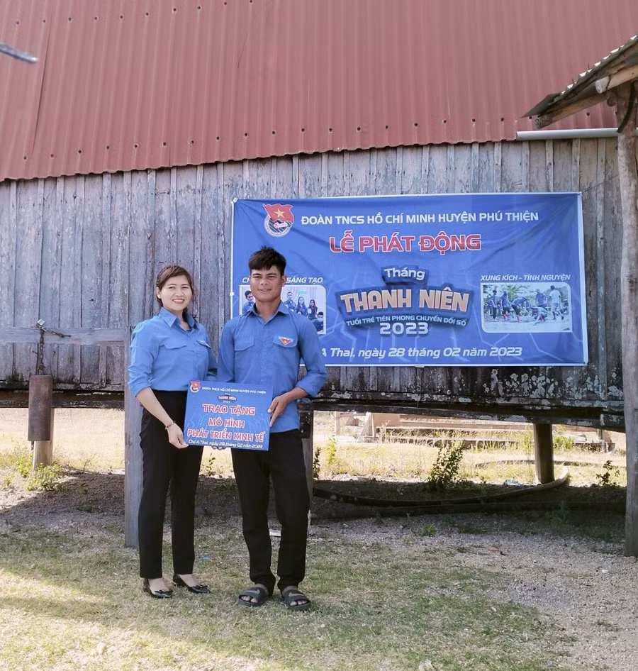 Huyện Đoàn Phú Thiện tặng mô hình phát triển kinh tế cho anh Rmah Thuynh-Bí thư Chi đoàn làng Pông. Ảnh: Anh Huy