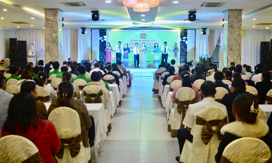 Đội văn nghệ của Trung tâm Văn hóa-Thông tin và Thể thao thành phố Pleiku biểu diễn các tiết mục văn nghệ chào mừng thành công Đại hội. Ảnh: Anh Huy Đội văn nghệ của Trung tâm Văn hóa-Thông tin và Thể thao thành phố Pleiku biểu diễn các tiết mục văn nghệ chào mừng thành công Đại hội. Ảnh: Anh Huy