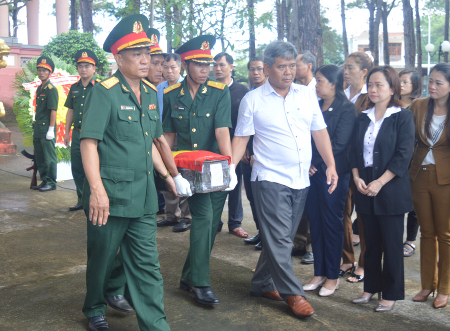 Chủ tịch Ủy ban MTTQ Việt Nam tỉnh Hồ Văn Điềm (bên phải) di chuyển hài cốt liệt sĩ lên xe về an táng tại quê nhà. Ảnh: Anh Huy Chủ tịch Ủy ban MTTQ Việt Nam tỉnh Hồ Văn Điềm (bên phải) di chuyển hài cốt liệt sĩ lên xe về an táng tại quê nhà. Ảnh: Anh Huy