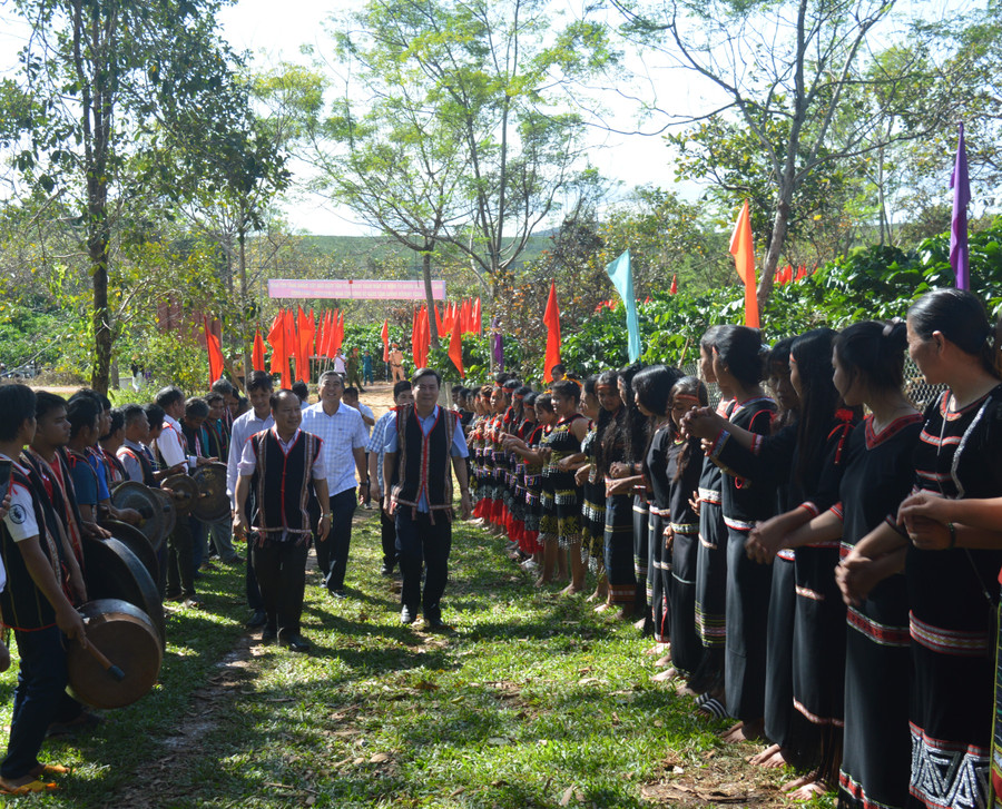Người dân làng Ghè (xã Ia Dơk, huyện Đức Cơ) vui mừng, chào đón lãnh đạo tỉnh, huyện và các đơn vị về dự Ngày hội Đại đoàn kết toàn dân tộc ở khu dân cư. Ảnh: P.D