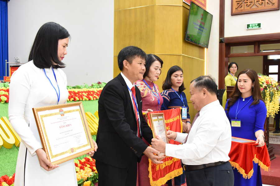 Phó Chủ tịch Ban Chấp hành Hội Nông dân Việt Nam Đinh Khắc Đính tặng bằng khen của Trung ương Hội cho các tập thể. Ảnh: Đức Thụy