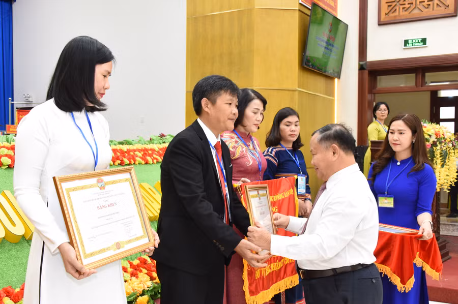 Phó Chủ tịch Ban Chấp hành Hội Nông dân Việt Nam Đinh Khắc Đính tặng bằng khen của Trung ương Hội cho các tập thể. Ảnh: Đức Thụy