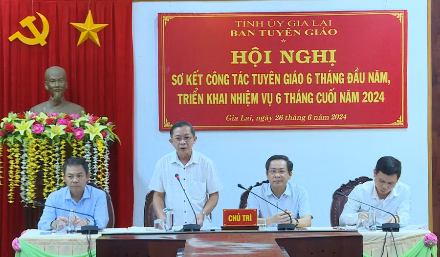 Các đồng chí chủ trì hội nghị sơ kết công tác tuyên giáo 6 tháng đầu năm và triển khai nhiệm vụ 6 tháng cuối năm 2024. Ảnh: P.D