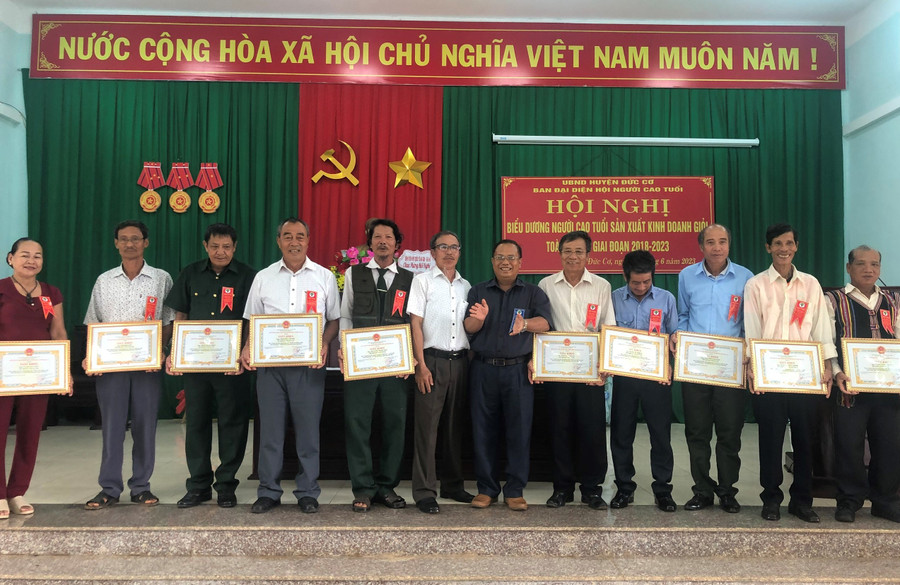 Phó Bí thư Thường trực Huyện ủy Đức Cơ Siu Thil (thứ 6, từ phải qua) tặng giấy khen của UBND huyện cho các cá nhân. Ảnh: Anh Huy