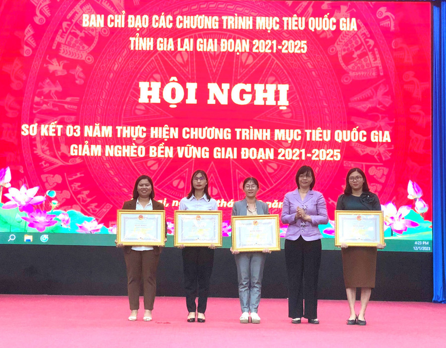 Phó Chủ tịch UBND tỉnh Nguyễn Thị Thanh Lịch tặng bằng khen của Chủ tịch UBND tỉnh cho các cá nhân có thành tích xuất sắc trong công tác giảm nghèo trên địa bàn tỉnh Gia Lai giai đoạn 2021-2023. Ảnh: Anh Huy