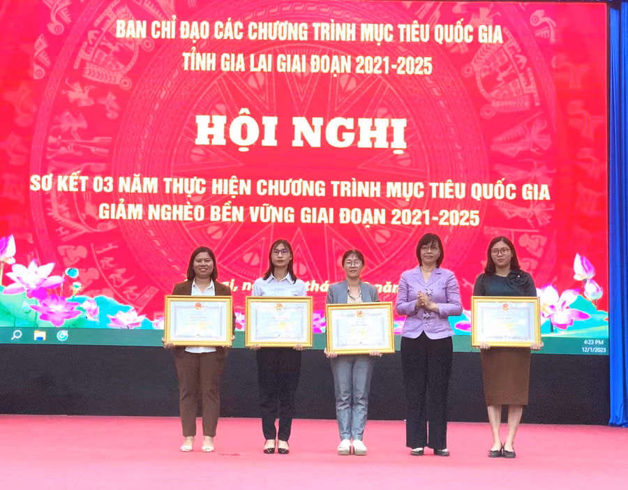 Phó Chủ tịch UBND tỉnh Nguyễn Thị Thanh Lịch tặng bằng khen của Chủ tịch UBND tỉnh cho các cá nhân có thành tích xuất sắc trong công tác giảm nghèo trên địa bàn tỉnh Gia Lai giai đoạn 2021-2023. Ảnh: Anh Huy