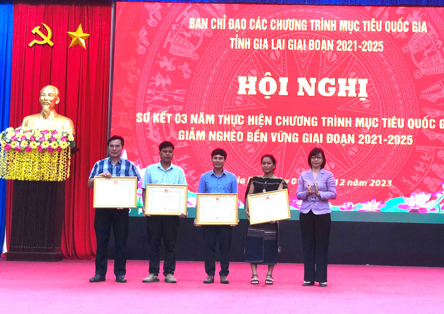 Phó Chủ tịch UBND tỉnh Nguyễn Thị Thanh Lịch tặng bằng khen của Chủ tịch UBND tỉnh cho các tập thể, gia đình có thành tích xuất sắc trong công tác giảm nghèo trên địa bàn tỉnh Gia Lai giai đoạn 2021-2023. Ảnh: Anh Huy