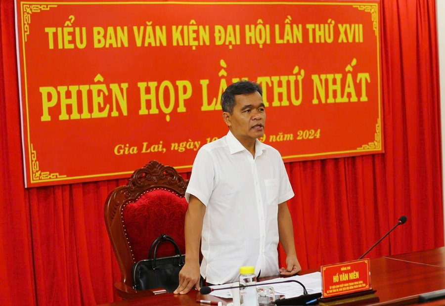 Bí thư Tỉnh ủy Hồ Văn Niên chủ trì phiên họp thứ nhất Tiểu ban Văn kiện Đại hội đại biểu Đảng bộ tỉnh lần thứ XVII. Ảnh: Đ.V