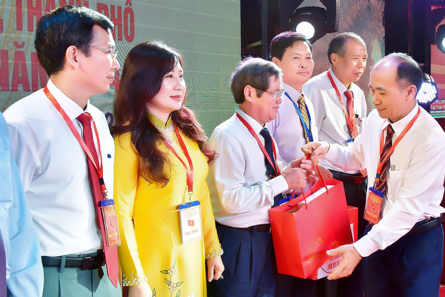 Bí thư Đảng ủy Khối các Cơ quan và Doanh nghiệp tỉnh Gia Lai tặng quà cho các đơn vị về tham dự hội nghị. Ảnh: Đức Thụy