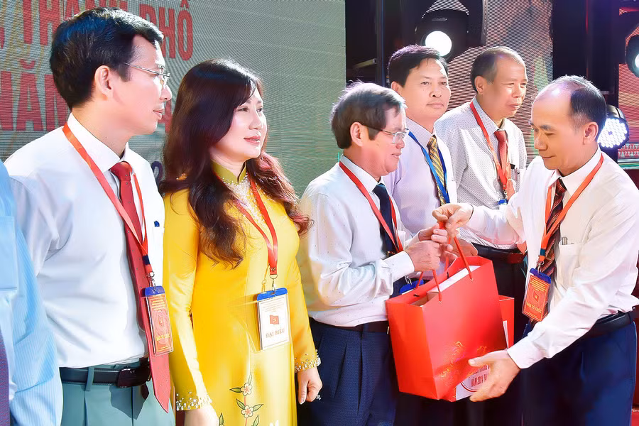 Bí thư Đảng ủy Khối các Cơ quan và Doanh nghiệp tỉnh Gia Lai tặng quà cho các đơn vị về tham dự hội nghị. Ảnh: Đức Thụy