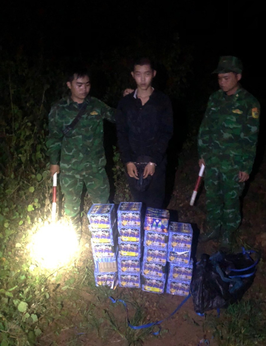 Đối tượng Đức cùng tang vật khi bị lực lượng Biên phòng bắt giữ. Ảnh: Kiên Quyết Đối tượng Đức cùng tang vật khi bị lực lượng Biên phòng bắt giữ. Ảnh: Kiên Quyết