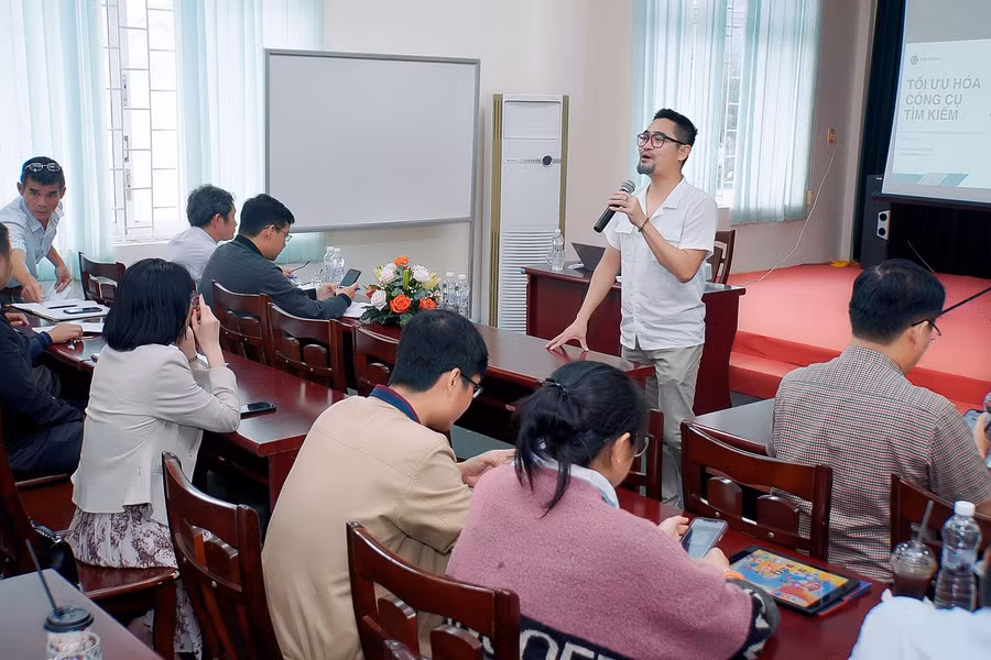 Nhà báo, Thạc sĩ Nguyễn Cao Cường truyền đạt nội dung cho các học viên. Ảnh: Đức Thụy