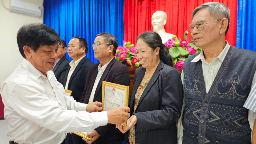 Ông Từ Văn An-Phó Chủ tịch Ủy ban MTTQ Việt Nam TP. Pleiku trao giấy khen cho các tập thể. Ảnh: Anh Huy Ông Từ Văn An-Phó Chủ tịch Ủy ban MTTQ Việt Nam TP. Pleiku trao giấy khen cho các tập thể. Ảnh: Anh Huy