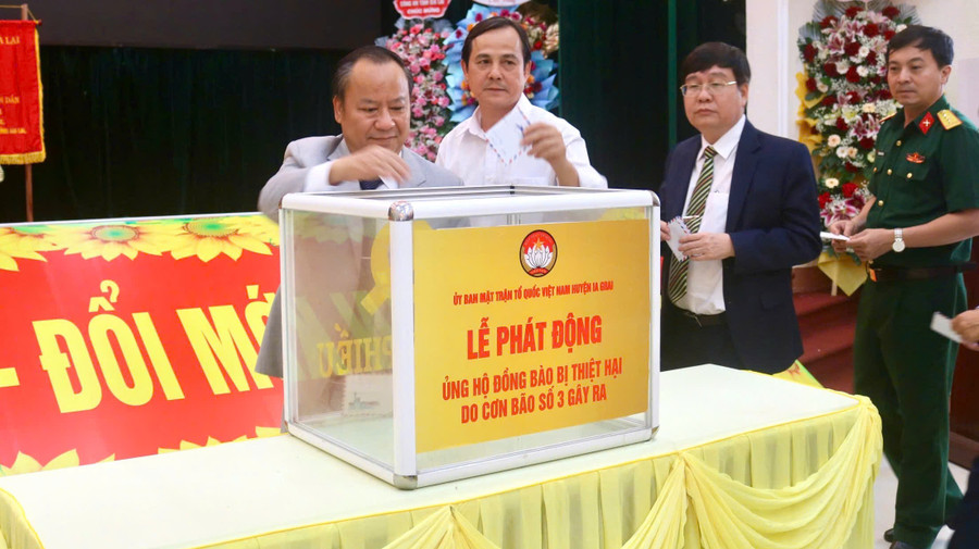 Các đồng chí lãnh đạo tỉnh và các đại biểu tham gia ủng hộ đồng bào các tỉnh phía Bắc bị thiệt hại do cơn bão số 3 gây ra. Ảnh: P.D Các đồng chí lãnh đạo tỉnh và các đại biểu tham gia ủng hộ đồng bào các tỉnh phía Bắc bị thiệt hại do cơn bão số 3 gây ra. Ảnh: P.D