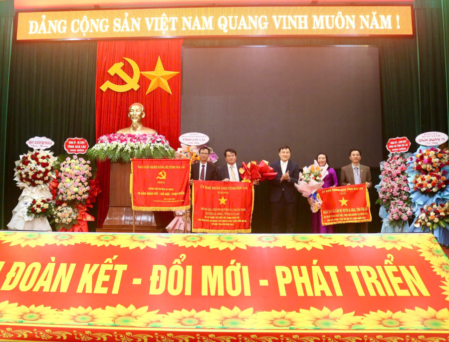 Phó Chủ tịch UBND tỉnh Nguyễn Tuấn Anh trao cờ của Chủ tịch UBND tỉnh cho Đảng bộ, quân và dân các dân tộc huyện Ia Grai. Ảnh: P.D Phó Chủ tịch UBND tỉnh Nguyễn Tuấn Anh trao cờ của Chủ tịch UBND tỉnh cho Đảng bộ, quân và dân các dân tộc huyện Ia Grai. Ảnh: P.D