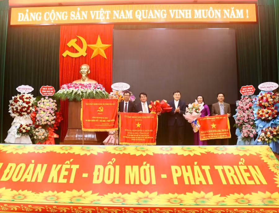 Phó Chủ tịch UBND tỉnh Nguyễn Tuấn Anh trao cờ của Chủ tịch UBND tỉnh cho Đảng bộ, quân và dân các dân tộc huyện Ia Grai. Ảnh: P.D