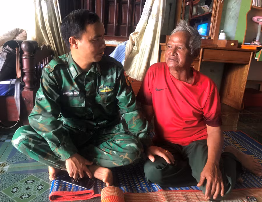 Già Siu Deo trò chuyện cùng cán bộ Đồn Biên phòng Cửa khẩu Quốc tế Lệ Thanh. Ảnh: P.D