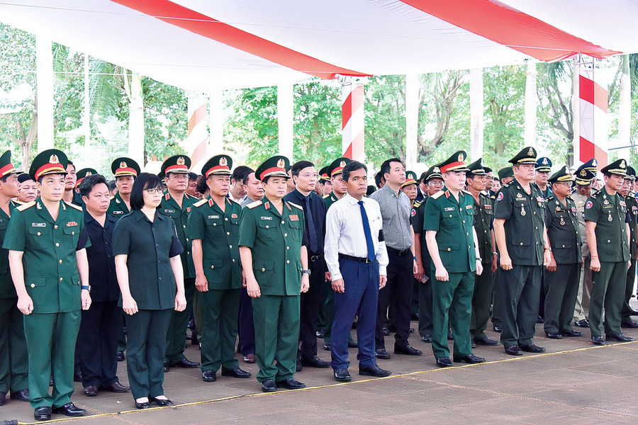 Các đại biểu dự lễ truy điệu và an táng các liệt sĩ. Ảnh: Đức Thụy