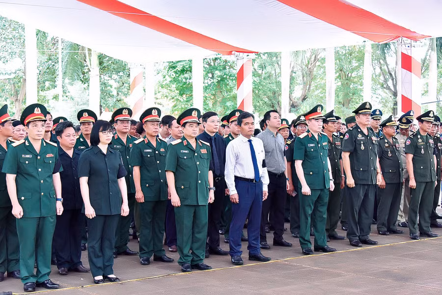 Các đại biểu dự lễ truy điệu và an táng các liệt sĩ. Ảnh: Đức Thụy