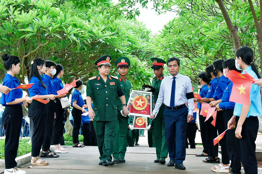 Bí thư Tỉnh ủy Hồ Văn Niên (bên phải) và Trung tướng Trịnh Đình Thạch-Chính ủy Quân khu 5 (bên trái) di chuyển hài cốt liệt sĩ về vị trí an táng. Ảnh: Đức Thụy Bí thư Tỉnh ủy Hồ Văn Niên (bên phải) và Trung tướng Trịnh Đình Thạch-Chính ủy Quân khu 5 (bên trái) di chuyển hài cốt liệt sĩ về vị trí an táng. Ảnh: Đức Thụy