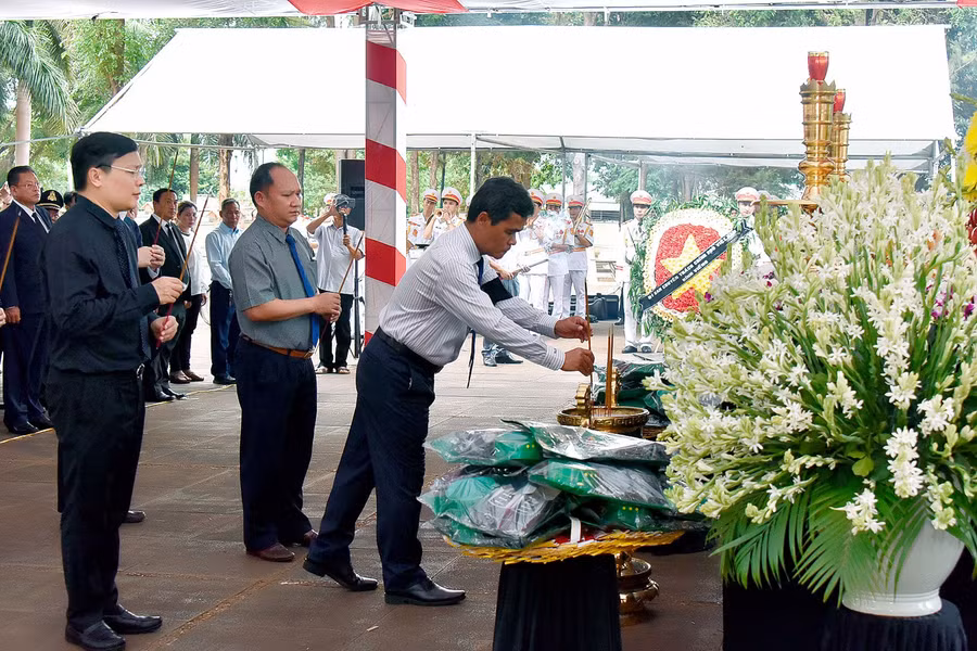 Các đồng chí trong Thường trực Tỉnh ủy thắp nén hương thơm bày tỏ sự thành kính, lòng biết ơn sâu sắc với các liệt sĩ. Ảnh: Đức Thụy