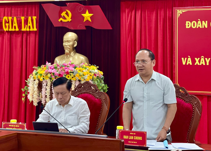 Phó Bí thư Tỉnh ủy Rah Lan Chung phát biểu ý kiến tại buổi làm việc. Ảnh: P.D