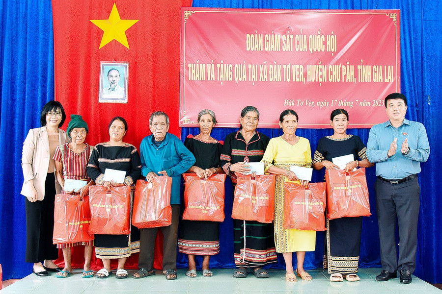 Đồng chí Y Thanh Hà Niê Kđăm-Ủy viên Ban Chấp hành Trung ương Đảng, Ủy viên Ủy ban Thường vụ Quốc hội, Chủ tịch Hội đồng Dân tộc Quốc hội (bên phải) và đồng chí Nguyễn Thị Thanh Lịch-Phó Chủ tịch UBND tỉnh (bên trái) tặng quà người dân xã Đak Tơ Ve. Ảnh: Đức Thụy Đồng chí Y Thanh Hà Niê Kđăm-Ủy viên Ban Chấp hành Trung ương Đảng, Ủy viên Ủy ban Thường vụ Quốc hội, Chủ tịch Hội đồng Dân tộc Quốc hội (bên phải) và đồng chí Nguyễn Thị Thanh Lịch-Phó Chủ tịch UBND tỉnh (bên trái) tặng quà người dân xã Đak Tơ Ve. Ảnh: Đức Thụy