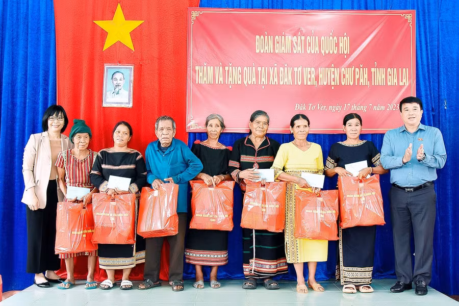 Đồng chí Y Thanh Hà Niê Kđăm-Ủy viên Ban Chấp hành Trung ương Đảng, Ủy viên Ủy ban Thường vụ Quốc hội, Chủ tịch Hội đồng Dân tộc Quốc hội (bên phải) và đồng chí Nguyễn Thị Thanh Lịch-Phó Chủ tịch UBND tỉnh (bên trái) tặng quà người dân xã Đak Tơ Ve. Ảnh: Đức Thụy