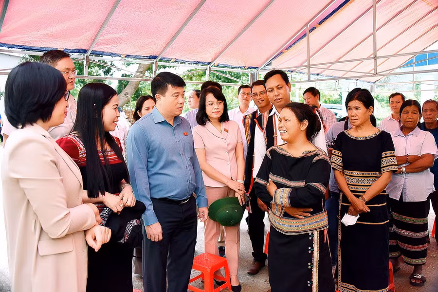 Đồng chí Y Thanh Hà Niê Kđăm (thứ 3 từ trái qua) trò chuyện cùng người dân xã Đak Tơ Ve. Ảnh: Đức Thụy