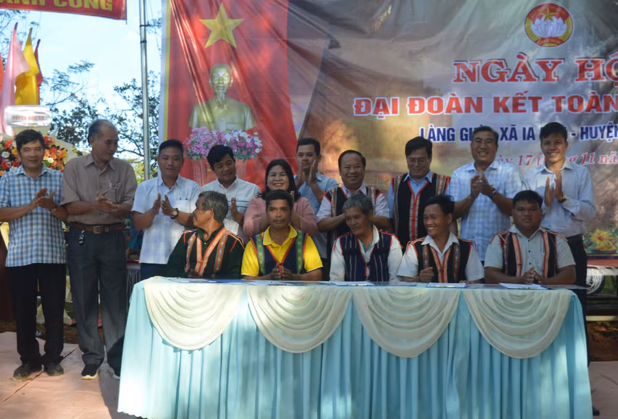 Đại diện các hộ gia đình, thôn trưởng, Ban Công tác Mặt trận ký kết hưởng ứng thi đua trước sự chứng kiến của lãnh đạo tỉnh, huyện và các cơ quan, đơn vị. Ảnh: Anh Huy