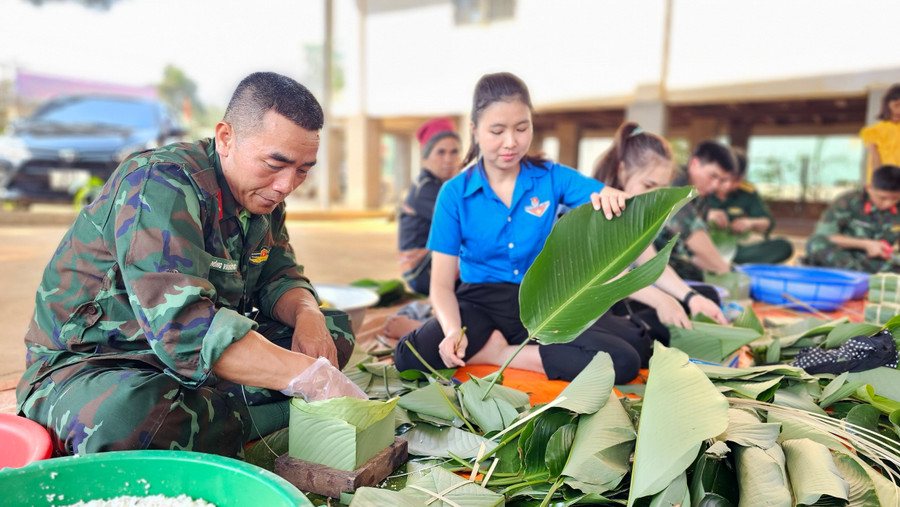 Cán bộ, chiến sĩ Ban Chỉ huy Quân sự TP. Pleiku tham gia "Ngày hội bánh chưng xanh" tại làng Thông Yố. Ảnh: P.D Cán bộ, chiến sĩ Ban Chỉ huy Quân sự TP. Pleiku tham gia "Ngày hội bánh chưng xanh" tại làng Thông Yố. Ảnh: P.D