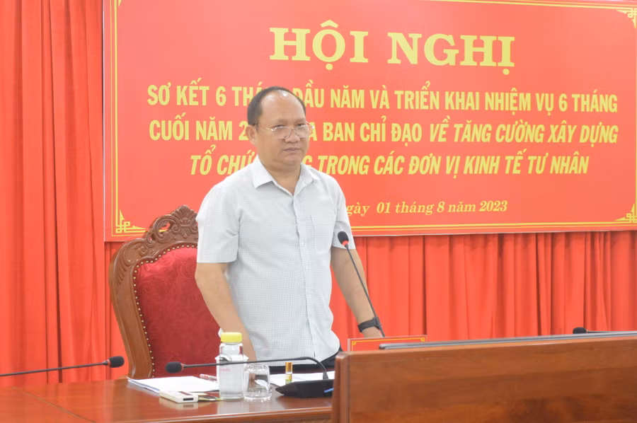 Phó Bí thư Tỉnh ủy Rah Lan Chung phát biểu chỉ đạo tại hội nghị. Ảnh: Anh Huy