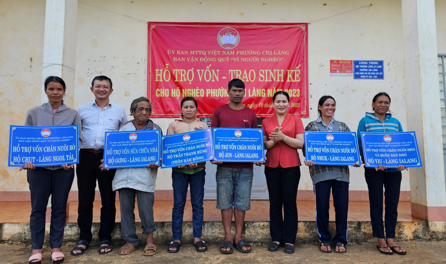 Ban Vận động Quỹ &quot;Vì người nghèo&quot; phường Chi Lăng hỗ trợ vốn, trao sinh kế cho hộ nghèo. Ảnh: P.D