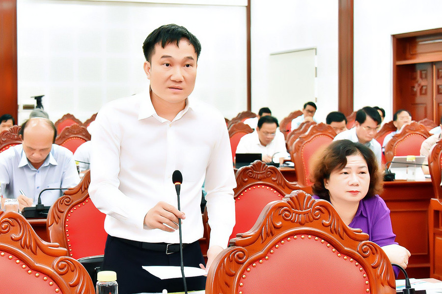 Phó Chủ tịch UBND tỉnh Nguyễn Tuấn Anh nêu nguyên nhân giải ngân vốn đầu tư công chậm. Ảnh: Đức Thụy